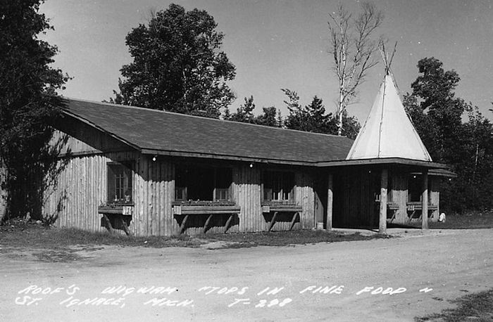 Roofs Wigwam - Vintage Postcard (newer photo)